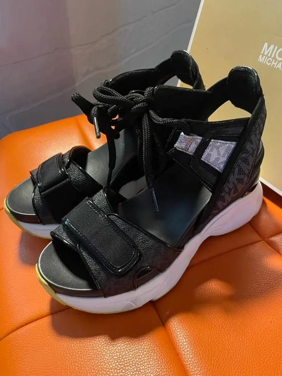 Michael Kors Black Sandal Box Label - Picture 2 of 7